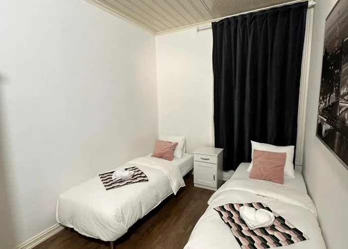 The Golden Phoenix בית הארחה *